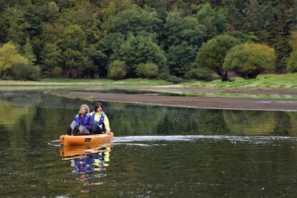 France, Cantal (15), Gorges de la Truyère, découverte en kayak à pédales de la rivière Truyère au pied du village de Chaliers