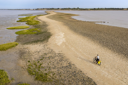 France, Charente-Maritime (17), Port-des-Barques, cycliste en randonnée, le tombolo de la Passe aux Boeufs qui relie l'Ile Madame au continent (vue aérienne)