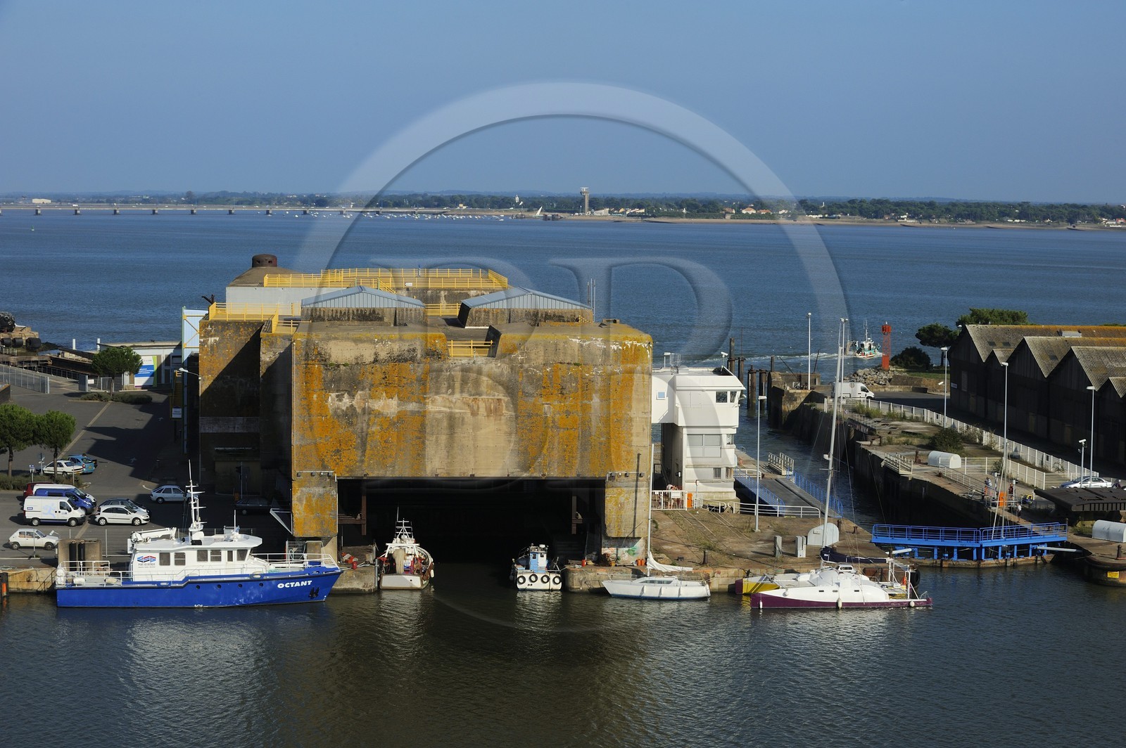 France, Loire-Atlantique (44), port de Saint-Nazaire, l'entrée Est du bassin et l'écluse bunker qui abrite le sous-marin Espadon