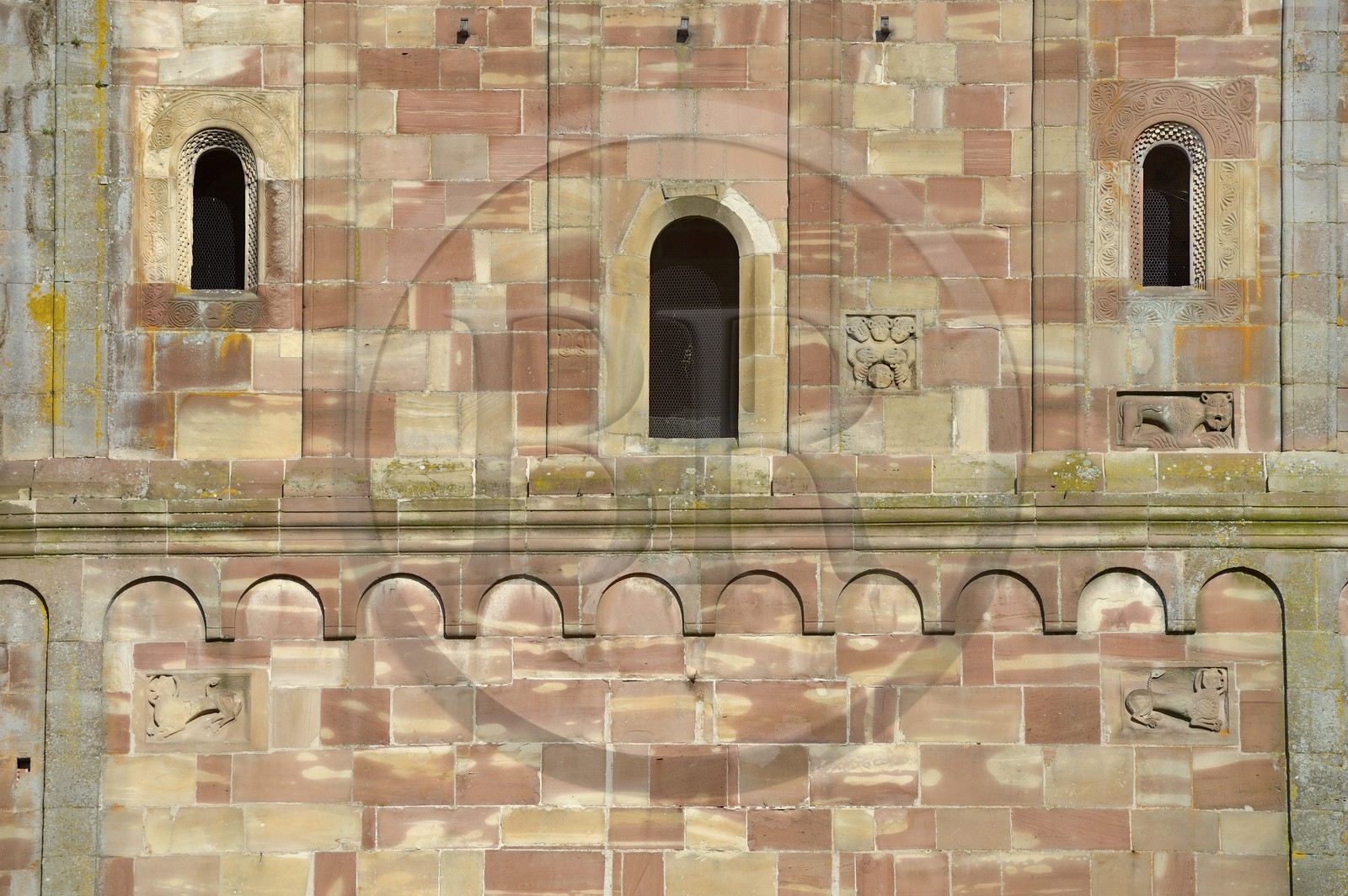 France, Bas Rhin (67), Marmoutier, l'église abbatiale romane du VIème siècle, façade occidentale en grès rouge des Vosges, la décoration de la façade possède des frises d'arceaux à éléments sculptés de têtes, de corps ou d'éléments géométriques