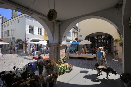 France, Saône et Loire (71), Louhans, le marché du lundi, les arcades de Grande-Rue
