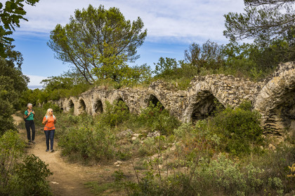 France, Gard, Vers Pont du Gard, hikers along the remains of the Roman aqueduct over 52 km long which brought water from the Fontaine d'Eure at the foot of Uzès to Nimes via the Pont du Gard