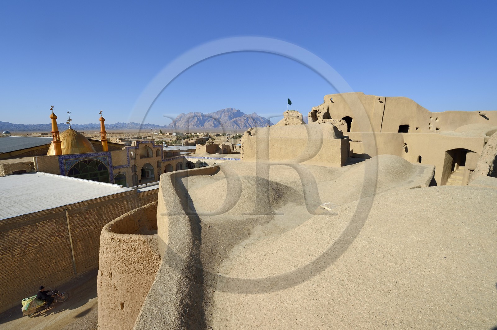 Iran, Province d'Ispahan, désert du Dasht-e Kavir, région de Khur et Biabanak, Bayazeh, l'ancien chateau qui pouvait abriter les habitants de la ville en cas d'attaque dans ses 700 chambres, la mosquée et le désert en arrière plan Iran, Province d'Ispahan, désert du Dasht-e Kavir, région de Khur et Biabanak, Bayazeh, l'ancien chateau qui pouvait abriter les habitants de la ville en cas d'attaque dans ses 700 chambres, la mosquée et le désert en arrière plan