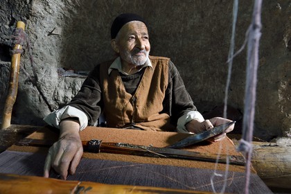 Iran, Province d'Ispahan, désert du Dasht-e Kavir, ville de Nain ou Na'in, Sayed Ali Mostapha, tisseur de laine de chameau de 85 ans dans son atelier souterrain à Mohammadiyeh