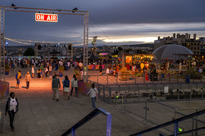 France, Bouches-du-Rhône (13), Marseille, La Friche de la Belle de Mai,  le toit terrasse accueille des concerts les week-ends en été