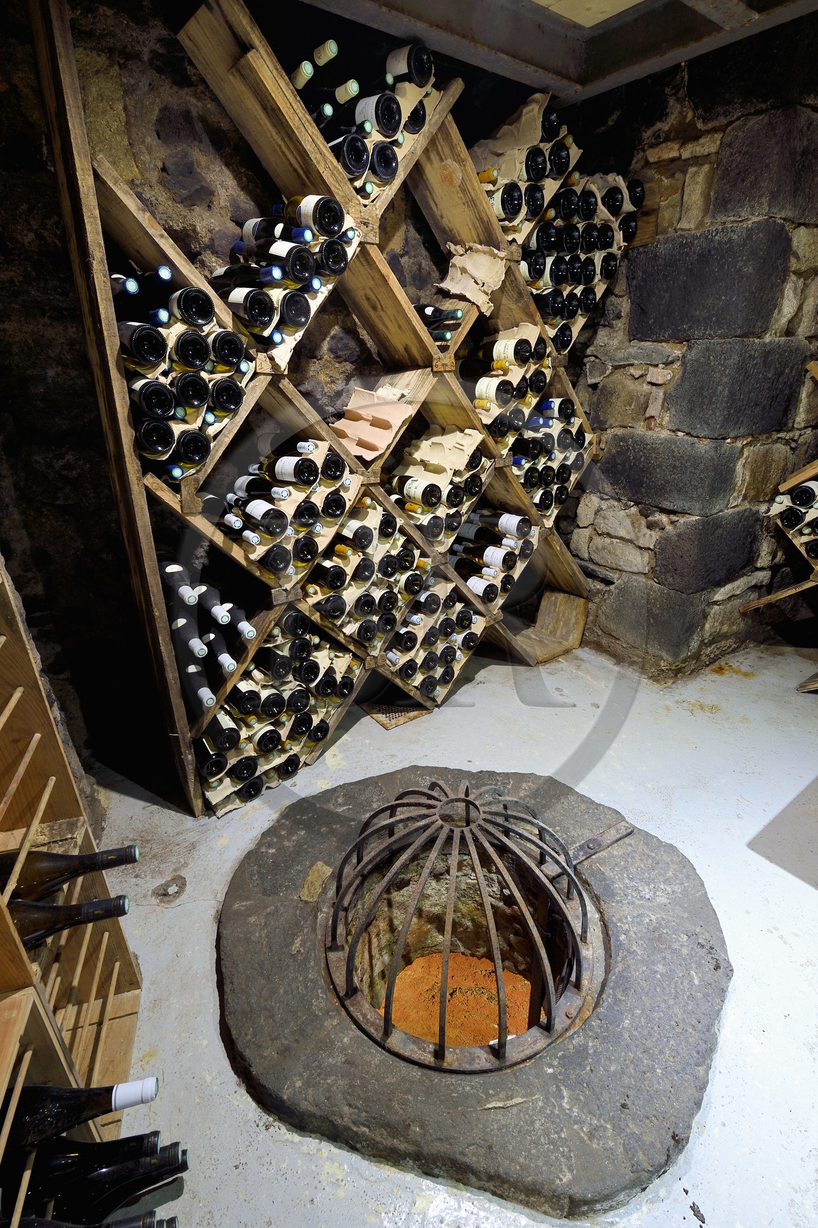 France, Puy-de-Dôme (63), Clermont-Ferrand, rue Pascal, caves en tuf sur trois niveaux de l'Hotel Martial de Grandseigne, niveau du caviste des Caves de GrandSeigne