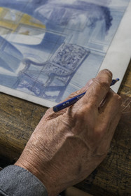 France, Paris (75), le dessinateur et auteur de bande-dessinée François Schuiten dans son atelier parisien