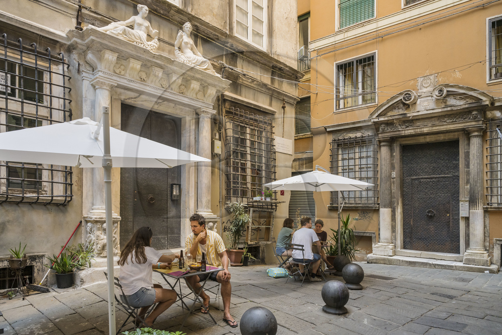 Italie, Ligurie, Gênes, ruelle du vieux centre historique, terrasse de restaurant sur la Piazza dell'Agnello