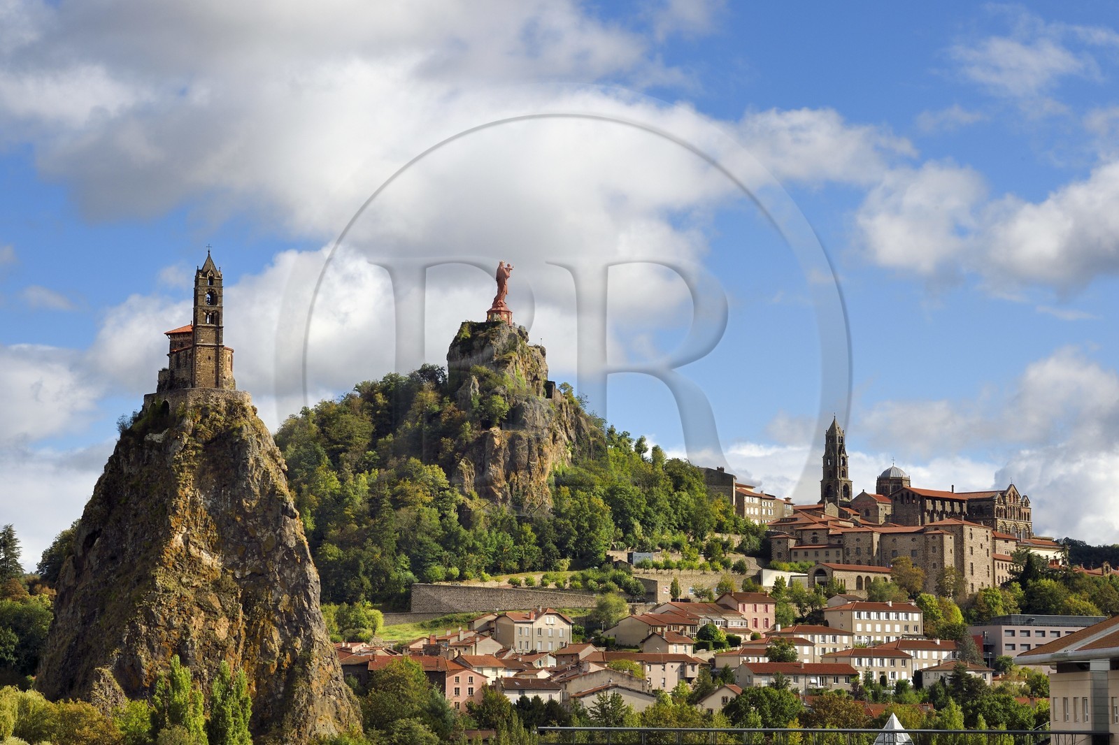 France, Haute-Loire (43), Le Puy-en-Velay, étape classée Patrimoine Mondial de l'UNESCO dans le cadre des chemins de Compostelle, vue sur la ville avec la Chapelle Saint-Michel d'Aiguilhe perchée sur un piton volcanique à gauche, la statue Notre Dame de France (de 1860) sur le Rocher Corneille surplombant la cathédrale Notre Dame de l'Annonciation du XIIe siècle à droite
