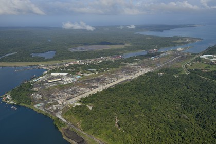 Panama, province de Colon, Canal de Panama, les écluses de Gatun, le chantier des nouvelles écluses sur la droite (vue aérienne)