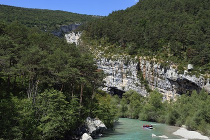 France, Alpes de Haute Provence, Parc Naturel Régional du Verdon, Rougon, rafting at the Clue (water gap) de Carajuan at the entrance to the Gorges du Verdon