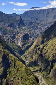 France, Ile de la Reunion, Parc National de la Réunion classé Patrimoine Mondial de l'UNESCO, La Possession, vers le village de Dos d'Ane, randonnée de la Roche Bouteille par le sentier Cap Noir, la vallée de Bras Sainte-Suzanne qui précède la la Rivière des Galets dans le Cirque de Mafate