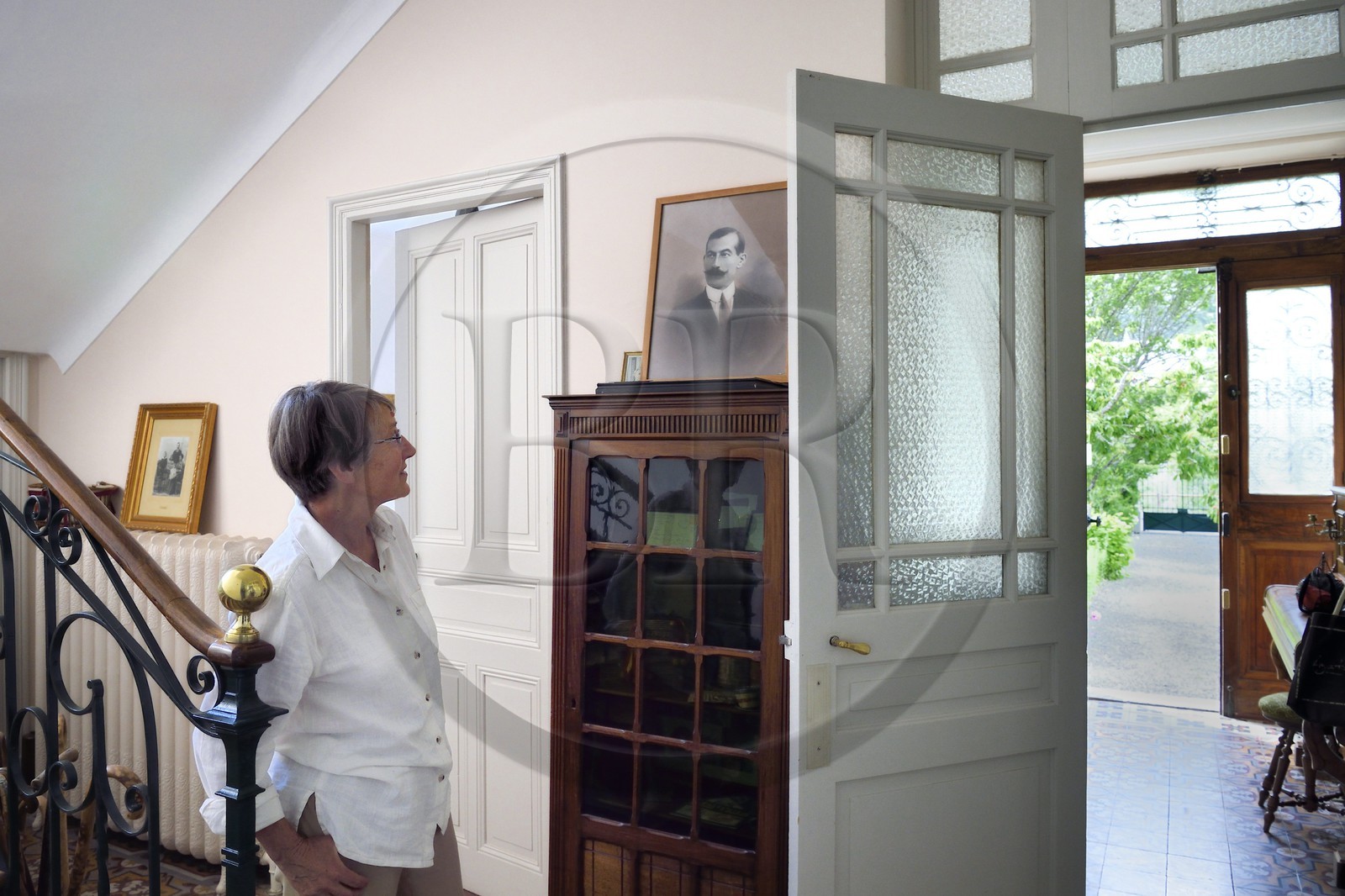 France, Alpes-de-Haute-Provence (04), vallée de l'Ubaye, Jausiers,  Villa mexicaine connue sous le nom de Villa San Carlos, Sophie Meche-Fortoul petite fille de Eugène Fortoul (en portrait dans le cadre) qui émigra au Mexique au début du XXème siècle