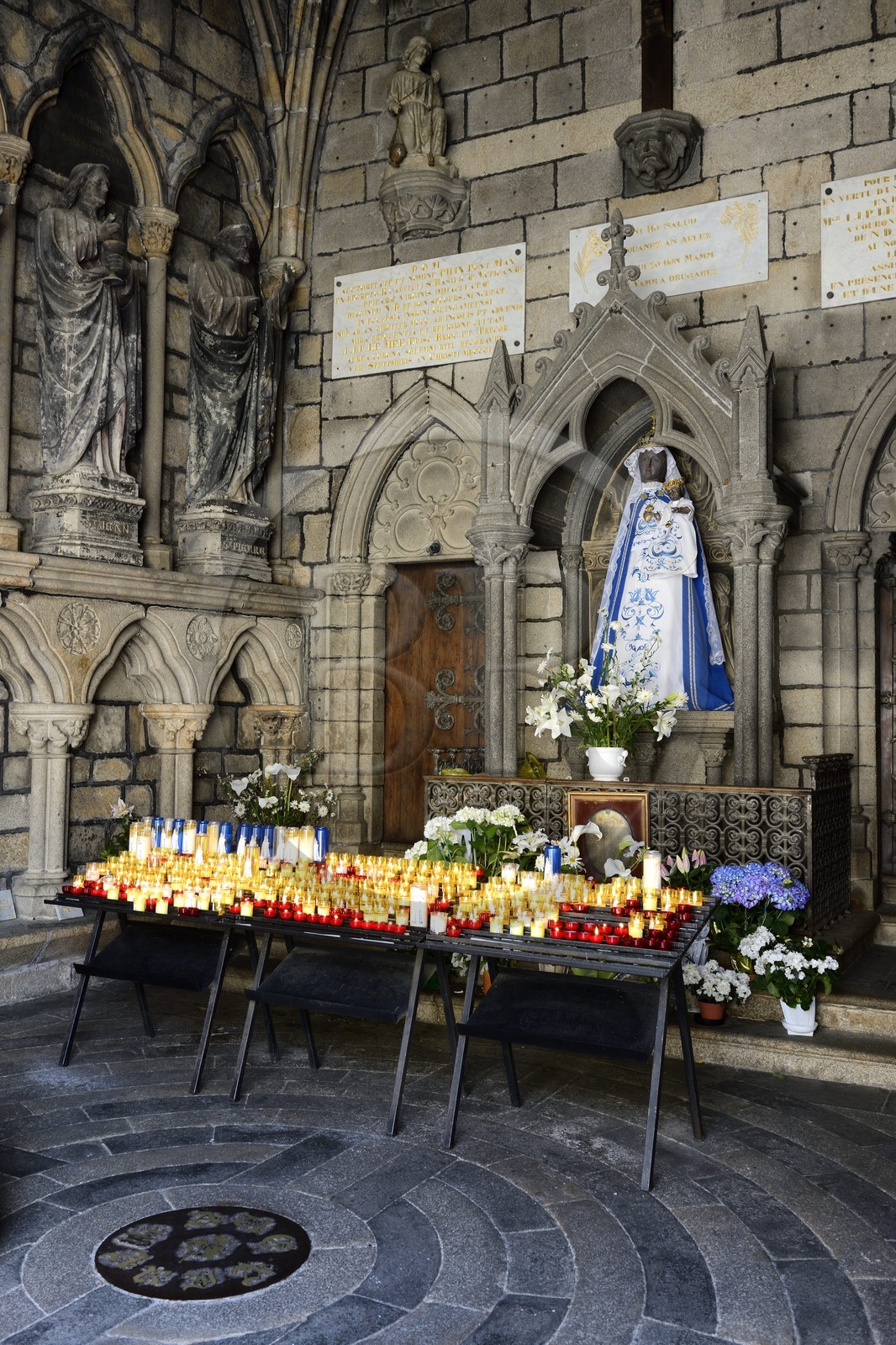 France, Cotes-d'Armor, Guingamp, Notre Dame de Bon Secours basilica, Notre Dame de Bon Secours (Our Lady of Good Help) statue