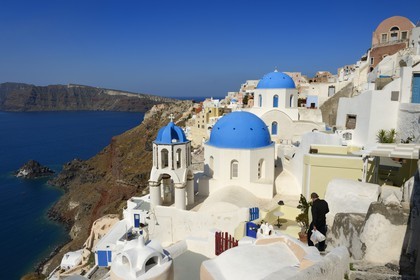 Greece, Cyclades, Aegean Sea, Santorini (Thira or Thera), the village of Oia overlooking the Caldera