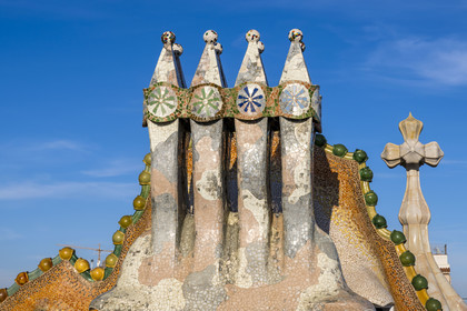 Espagne, Catalogne, Barcelone, quartier de l'Eixample, Passeig de Gracia, Casa Batllo de l'architecte du modernisme catalan Antoni Gaudi, site classé au Patrimoine Mondial de l'UNESCO, cheminées, toiture suggérant l'échine du dragon et tour couronnée d'une flèche en céramique surmontée d'une croix typique de Gaudi