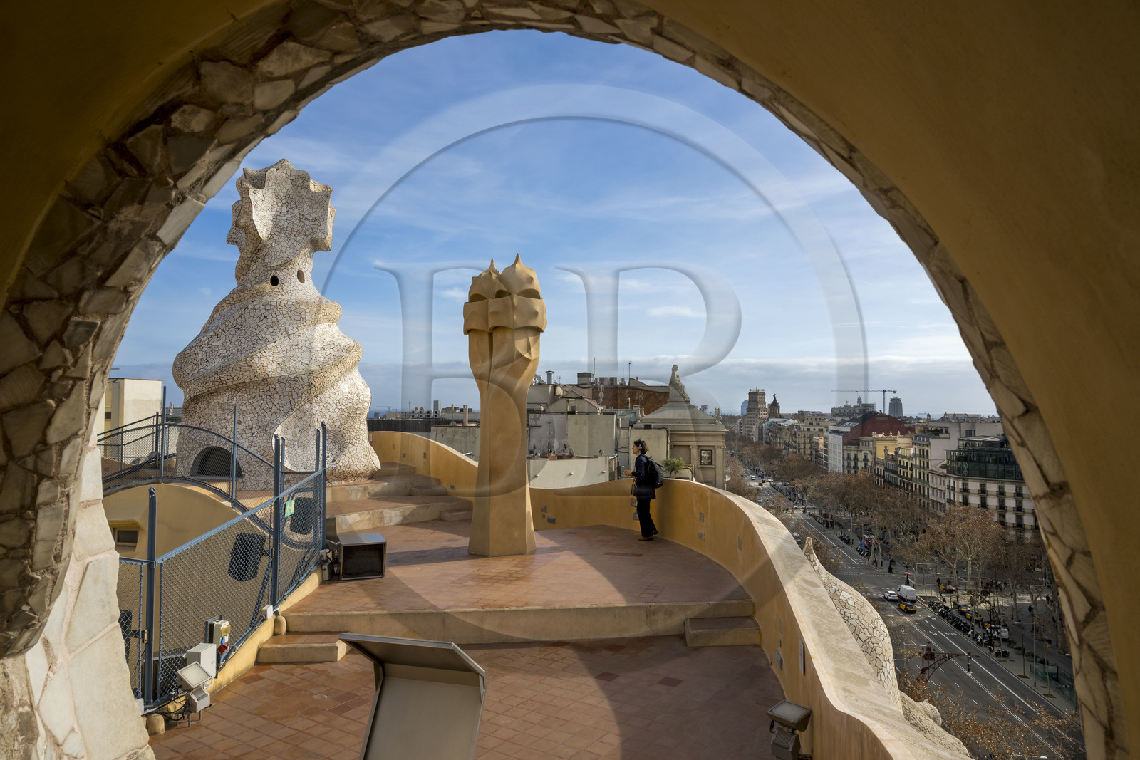 Espagne, Catalogne, Barcelone, quartier de l'Eixample, Passeig de Gracia à droite en contrebas, Pedrera ou Casa Mila (1905-1910) de l'architecte du modernisme catalan Antoni Gaudi, site classé au Patrimoine Mondial de l'UNESCO, cheminées et tours d'aération sur le toit terrasse de l'immeuble