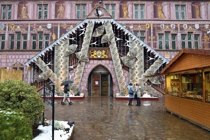 France, Haut-Rhin (68), Mulhouse, l'Hotel de ville décoré de l'étoffe de Noël officielle de la ville de Mulhouse créé par Marie-Jo Gebel, ici celle de 2021