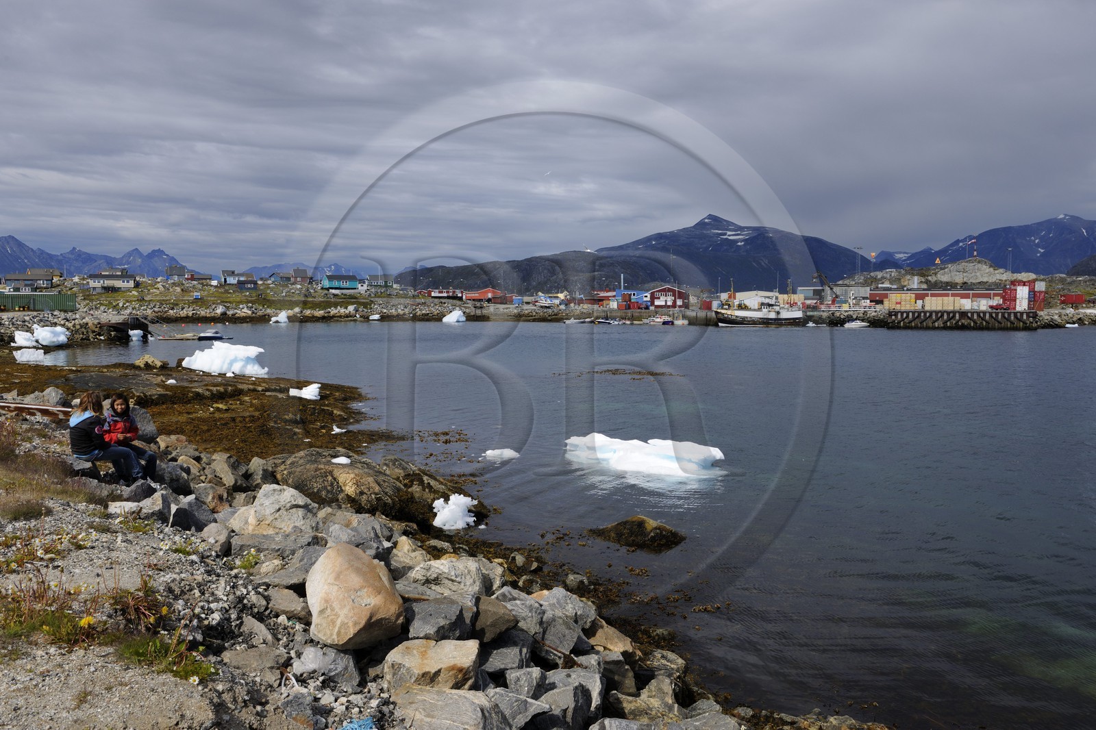 Groenland, ville de Nanortalik, Inuit en vêtements traditionnels en peau de phoque