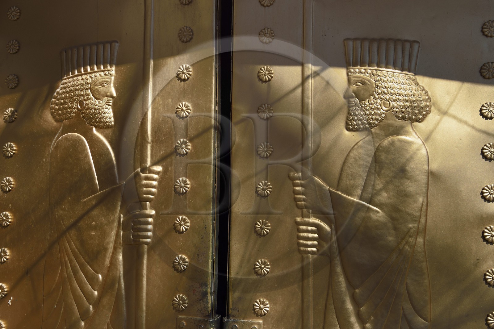 Iran, Province de Yazd, portes du temple du feu de Chak Chak qui est un haut lieu de pélérinage pour les Zoroastriens Iran, Province de Yazd, portes du temple du feu de Chak Chak qui est un haut lieu de pélérinage pour les Zoroastriens