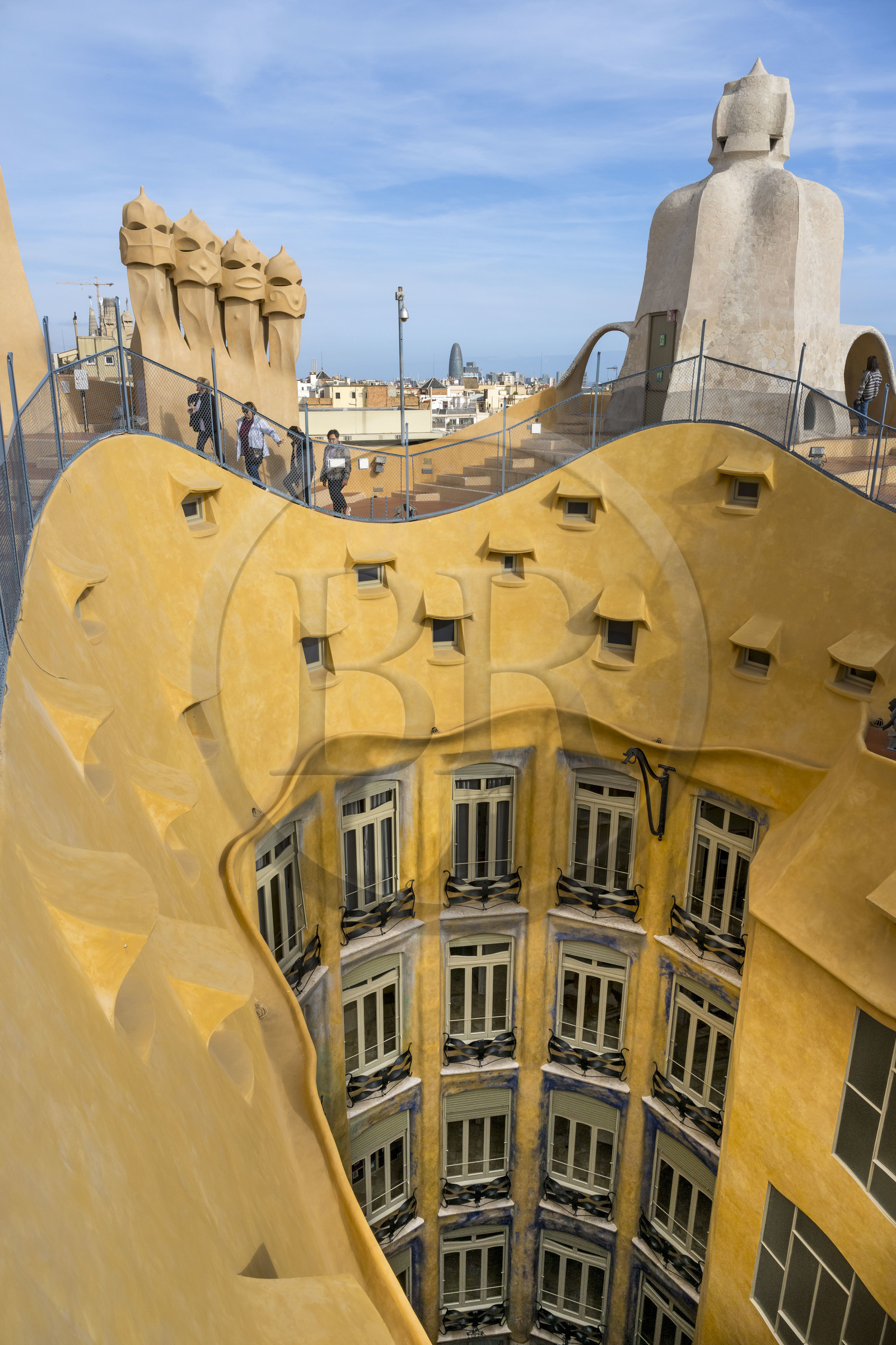 Espagne, Catalogne, Barcelone, quartier de l'Eixample, Passeig de Gracia, Pedrera ou Casa Mila (1905-1910) de l'architecte du modernisme catalan Antoni Gaudi, site classé au Patrimoine Mondial de l'UNESCO, la cour intérieure de l'édifice vue depuis le toit