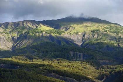 France, Alpes-de-Haute-Provence (04), vallée de l'Ubaye, les montagnes du Parc national du Mercantour à l'Est de Jausiers et la Croix de l'Alpe