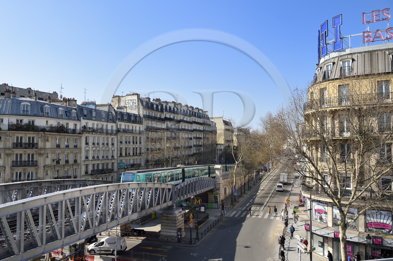France, Paris (75), Quartier de Barbès, angle Boulevard Rochechouart et Barbès, le métro aérien et le magasin Tati