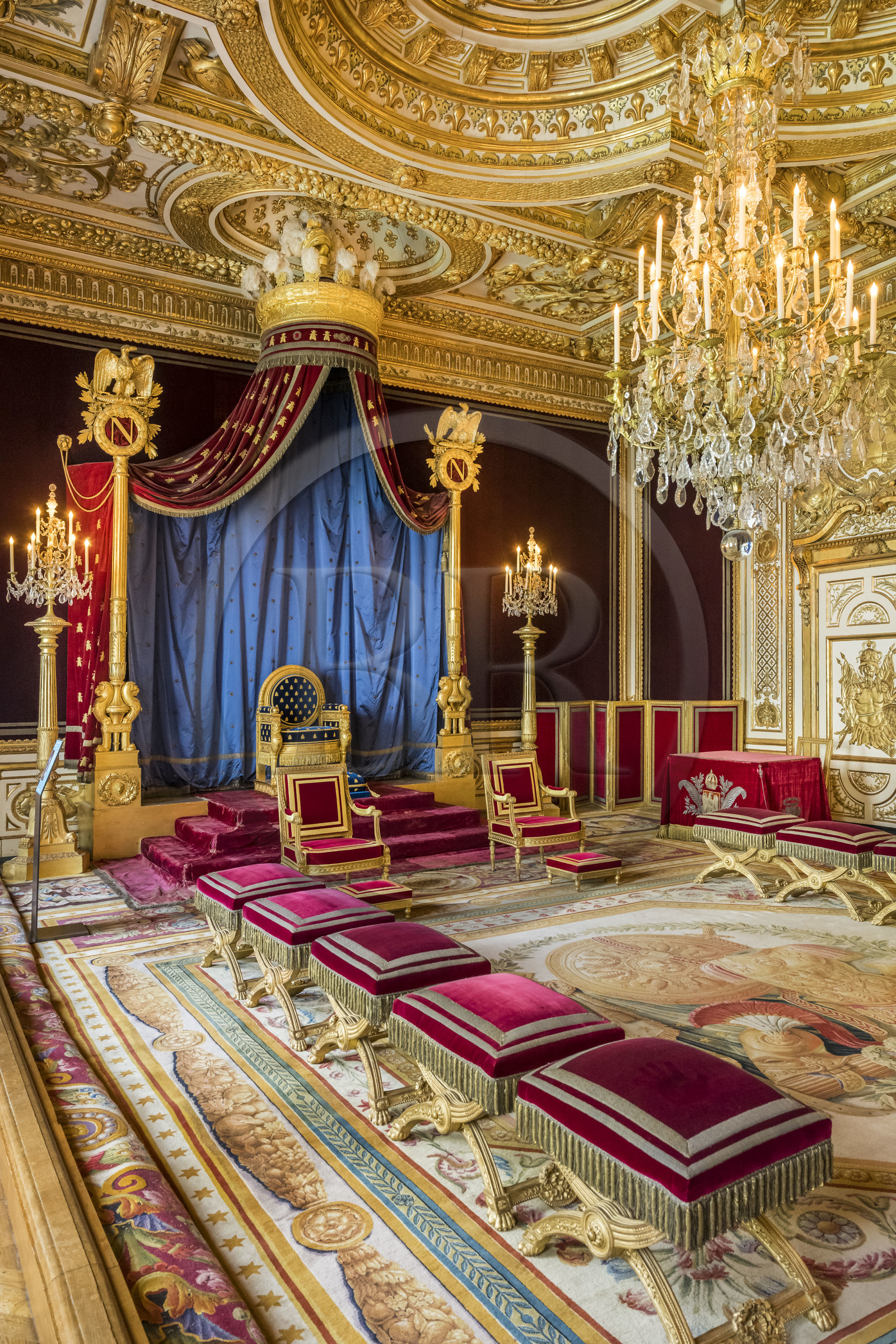 France, Seine-et-Marne (77), Fontainebleau, chateau de Fontainebleau, classé Patrimoine Mondial par l'UNESCO, la Salle du trone, ancienne chambre à coucher du roi de Henri III à Louis XVI, elle a été transformée en salon de l'empereur par Napoléon Ier en 1804 puis en salle du trone en 1808