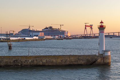 France, Loire-Atlantique (44), Saint-Nazaire, le phare du Vieux Mole et le paquebot de 333m MSC World America construit par les Chantiers de l'Atlantique en arrière plan (vue aérienne)