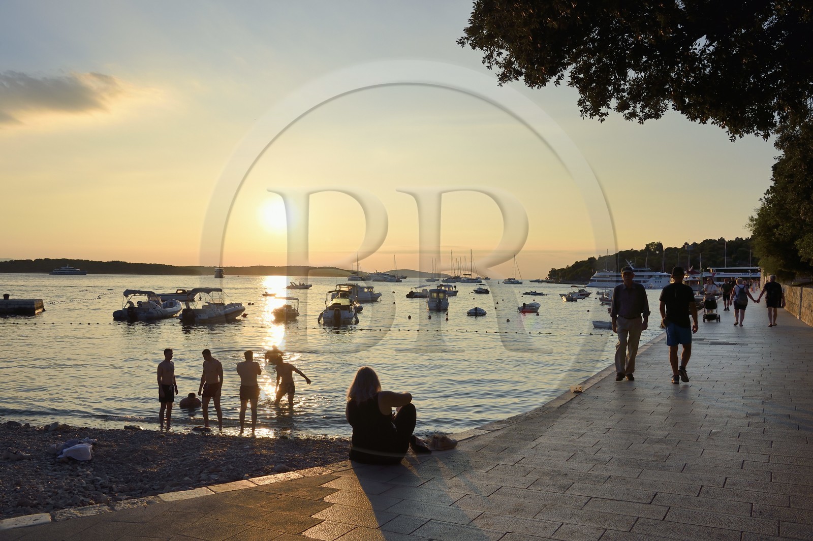Croatie, Dalmatie, cote dalmate, Ile de Hvar, plage en bordure des  quais de la ville de Hvar
