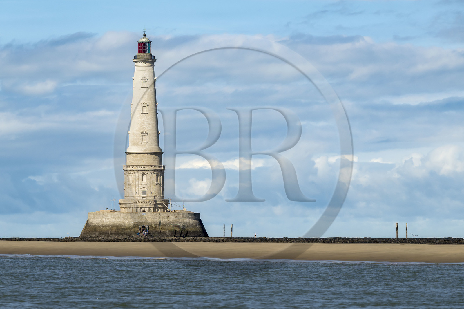 France, Gironde (33), le Verdon-sur-Mer, plateau rocheux de Cordouan à marée basse, phare de Cordouan, classé Patrimoine Mondial de l'UNESCO
