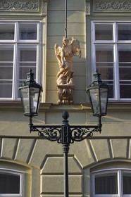 République Tchèque, Prague, centre historique classé Patrimoine Mondial de l'UNESCO, quartier Mala Strana, ange rue Nerudova