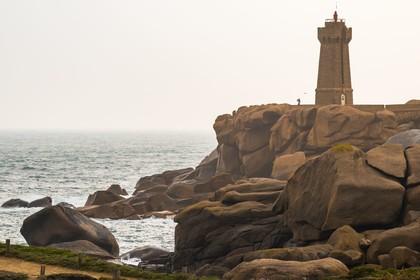France, Côtes-d'Armor (22), Côte de Granit Rose, Perros-Guirec, Ploumanac'h, pointe de Skewell (Squéouel), le phare de Mean Ruz sur le sentier des Douaniers aussi chemin de Grande Randonnée GR 34