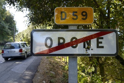 France, Corse-du-Sud (2A), Alta Rocca, panneau routier troué par des tirs de balles