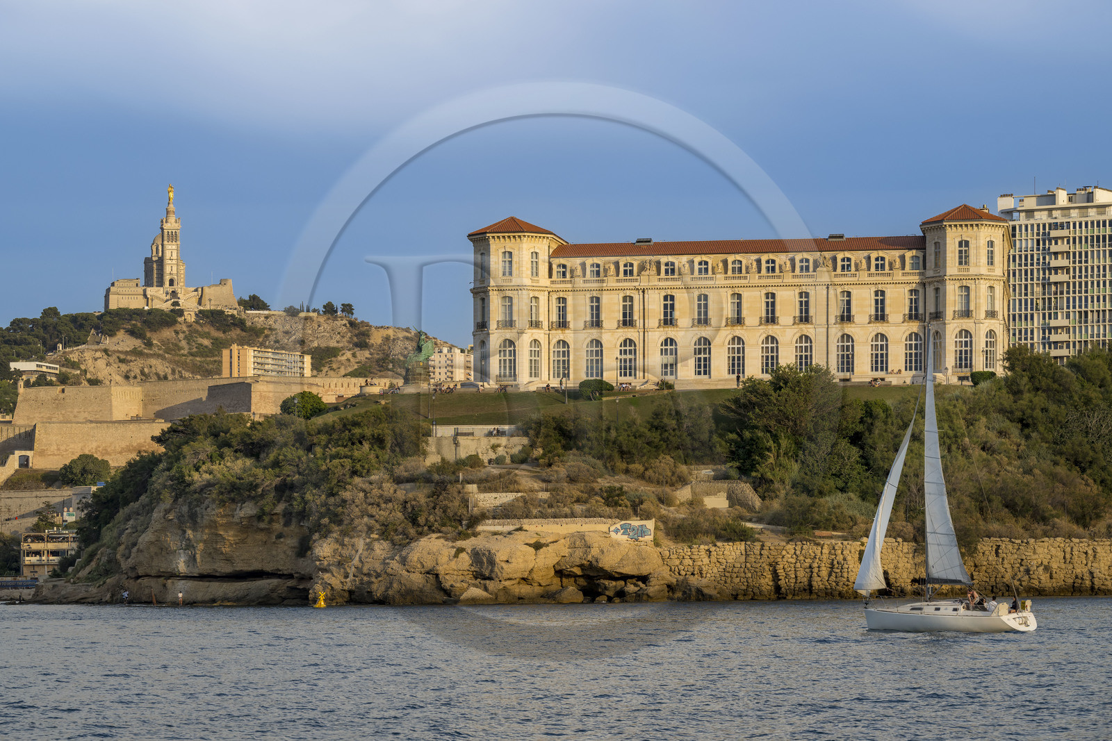 France, Bouches-du-Rhône (13), Marseille, quartier du Pharo, un voilier à l'entrée du Vieux Port, palais du Pharo et la basilique Notre Dame de la Garde en arrière plan