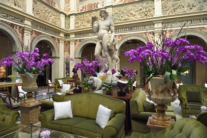 Italie, Toscane, Florence, centre historique classé Patrimoine Mondial de l'UNESCO, Palazzo Della Gherardesca, palace 5 étoiles du groupe Four Seasons Hotel, copie de la statue Bacchus par Michel-Ange au centre du lobby