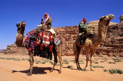 Jordanie, Wadi Rum, une patrouille du ìCamel Corp ou police du désert sur leurs dromadaires