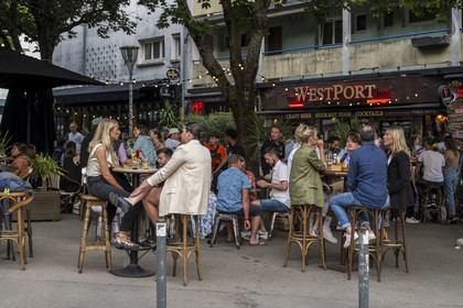 France, Morbihan (56), Lorient, Place Polig Montjarret, lieu de rencontre et de partage aux terrasses de restaurants et bars