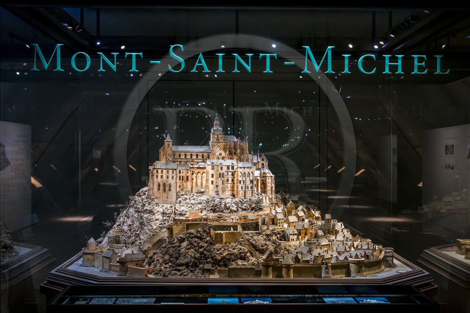 France, Paris (75), Hotel des Invalides, Musée de l'Armée, Musée des Plans-Reliefs, le Mont Saint-Michel, maquette réalisée par un moine de l'abbaye en cartes à jouer avant 1691 au 1 144