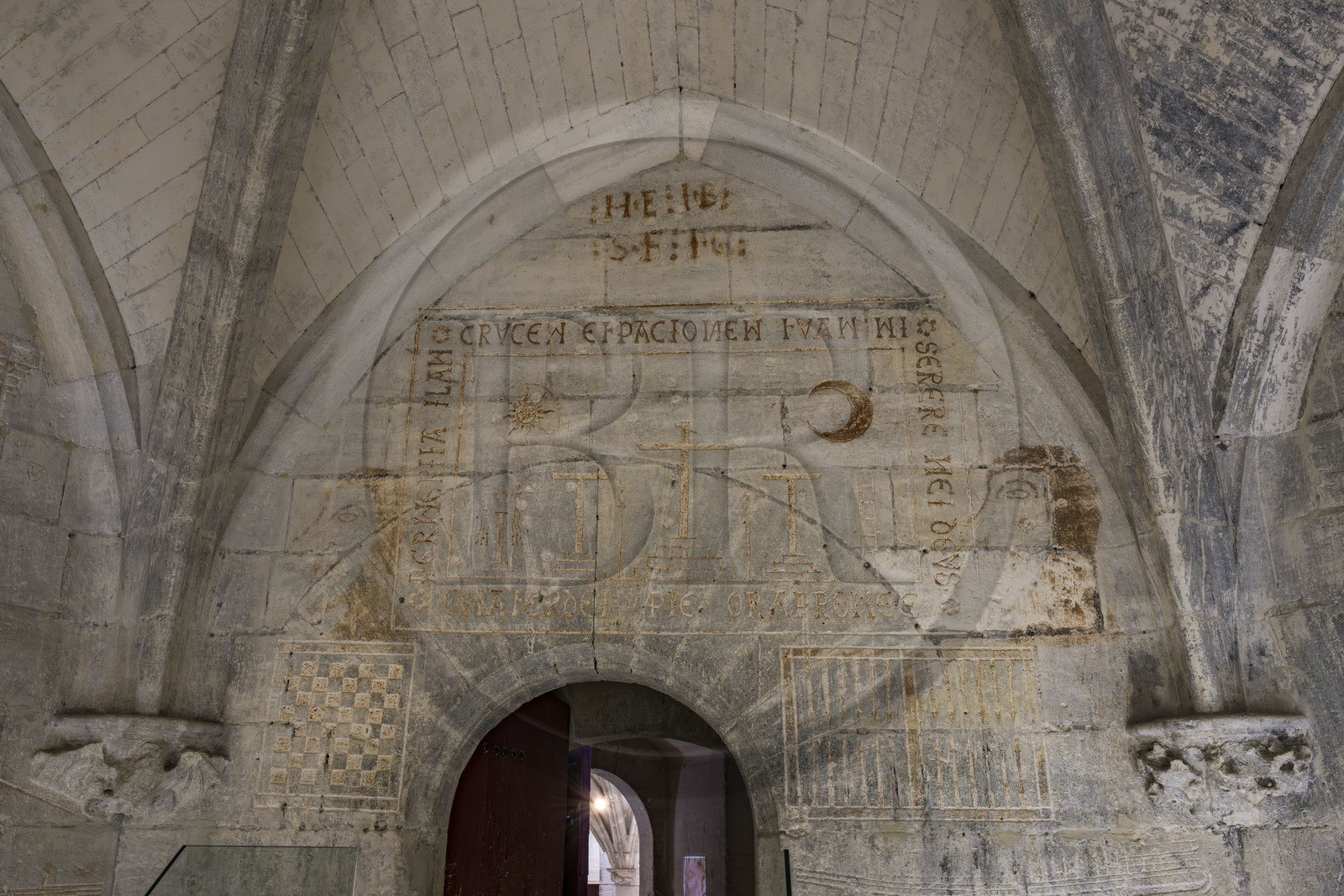 France, Bouches-du-Rhône (13), Tarascon, le chateau du roi René datant du XVe siècle, graffiti et ex-voto du prisonnier catalan, gravés par un prisonnier de René Ier vers 1480, dont des navires longs, galères de marchandises, brigantins, galiotes, galères de combats ou fustes mais aussi des navires ronds, cocas catalanes, nefs ibériques et caraques provençales, qui rappellent les caravelles utilisées par Christophe Colomb France, Bouches-du-Rhône (13), Tarascon, le chateau du roi René datant du XVe siècle, graffiti et ex-voto du prisonnier catalan, gravés par un prisonnier de René Ier vers 1480, dont des navires longs, galères de marchandises, brigantins, galiotes, galères de combats ou fustes mais aussi des navires ronds, cocas catalanes, nefs ibériques et caraques provençales, qui rappellent les caravelles utilisées par Christophe Colomb