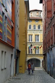 France, Haute-Loire (43), Le Puy-en-Velay, étape classée Patrimoine Mondial de l'UNESCO dans le cadre des chemins de Compostelle, ville Basse, la rue des Consuls amenant sur l'Hotel des Chirurgiens Ganirol (1576) dans la rue Pannessac