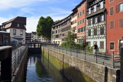 France, Bas Rhin, Strasbourg, old town listed as World Heritage by UNESCO, Petite France district, the lock on the Ill River towards the Quai des Moulins and the footbridge of the anciennes glacieres (old coolers)
