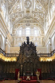 Espagne, Andalousie, Cordoue, centre historique classé Patrimoine Mondial de l'UNESCO, la Mezquita, la partie cathédrale qui apparait comme incrustée au centre de l'ancienne mosquée, les stalles dans le chœur
