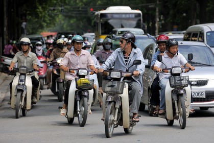 Vietnam, Hanoï, circulation en moto dans la vieille ville