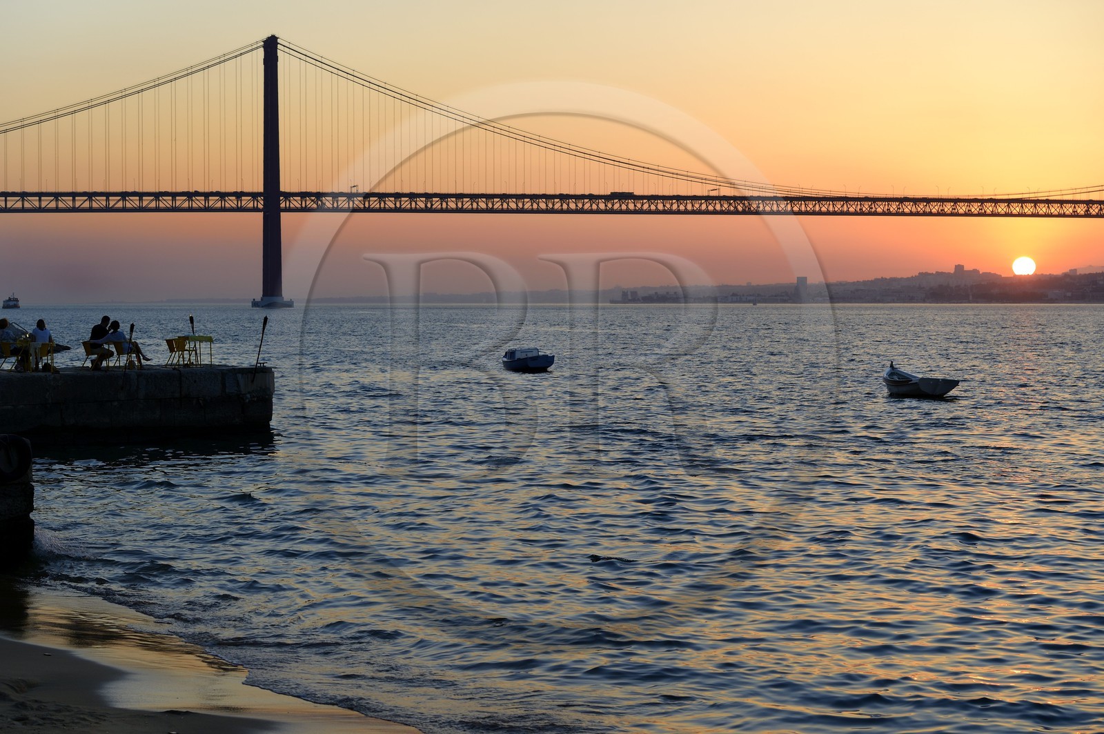 Portugal, région de Lisbonne, commune d'Almada au lieu dit Ponto Final sur la rive sud du Tage, le pont du 25 de Abril