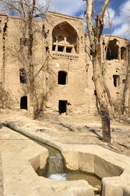 Iran, Province de Yazd, en bordure du désert du Dasht-e Kavir, le vieux village de Kharanaq, maison en briques de terre crue (adobe)