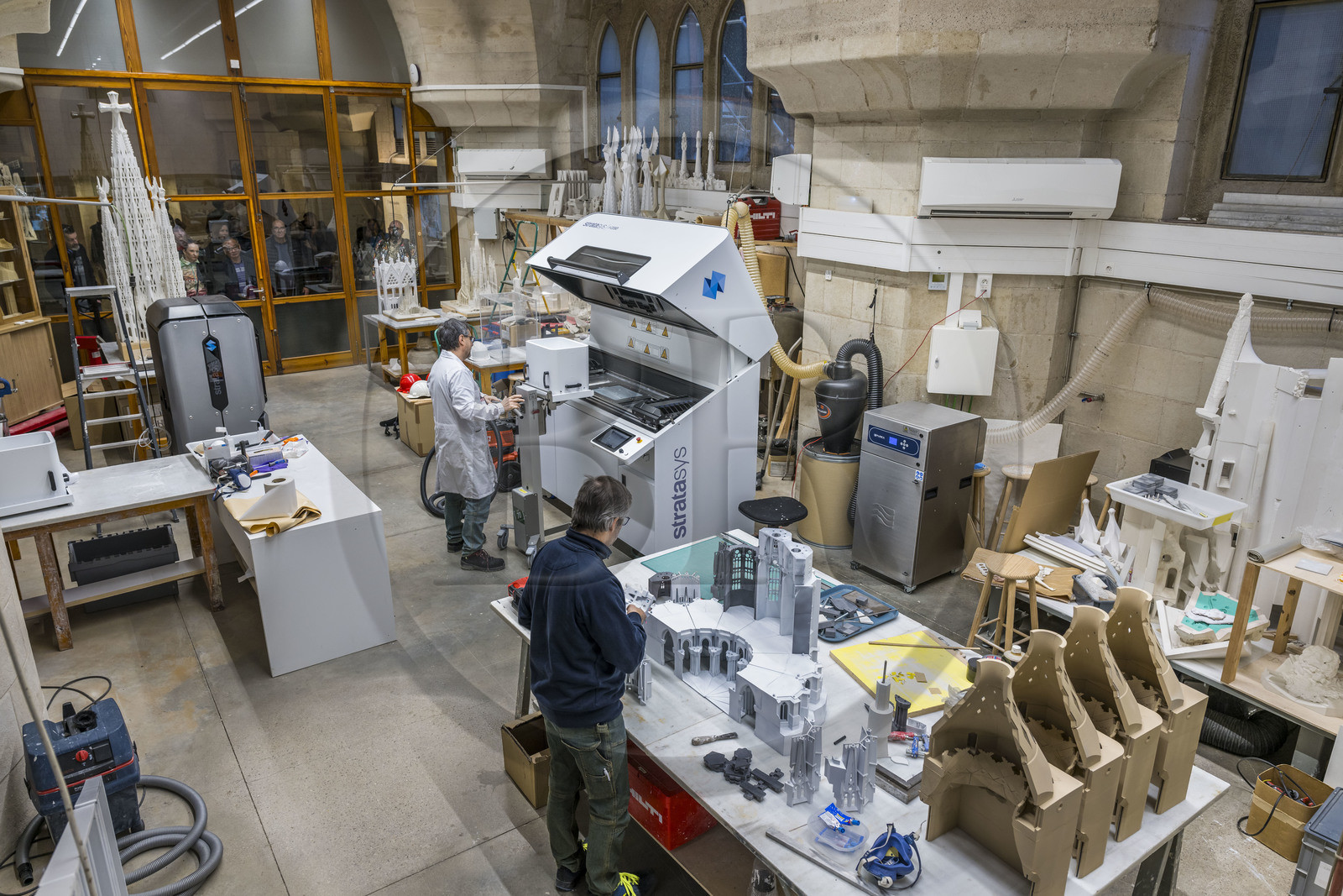 Espagne, Catalogne, Barcelone, quartier de l'Eixample, basilique de la Sagrada Familia de l'architecte du modernisme catalan Antoni Gaudi classée Patrimoine Mondial de l'UNESCO, l'atelier maquettes, Ignasi Badia Nogués reconstitue la maquette fabriquée en 3D (avec la machine en arrière plan) de la facade de l'abside orientée Nord Ouest Espagne, Catalogne, Barcelone, quartier de l'Eixample, basilique de la Sagrada Familia de l'architecte du modernisme catalan Antoni Gaudi classée Patrimoine Mondial de l'UNESCO, l'atelier maquettes, Ignasi Badia Nogués reconstitue la maquette fabriquée en 3D (avec la machine en arrière plan) de la facade de l'abside orientée Nord Ouest