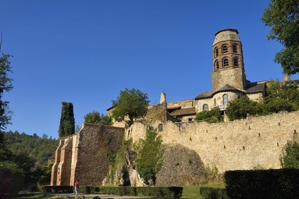 France, Haute-Loire (43), Lavaudieu, labellisé Les Plus Beaux Villages de France, l'Abbaye Saint-André de style roman auvergnat