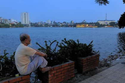 Vietnam, Hanoï, vieille homme observant le lac Truc Bach
