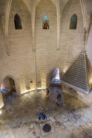 France, Gard (30), Aigues-Mortes, la Tour de Constance, la salle des gardes avec sa cheminée et l'ouverture circulaire au centre qui permet d'accéder aux sous-sols qui servaient de garde-manger, de réserve à munitions et aussi de cachots, les culs-de-basse-fosse